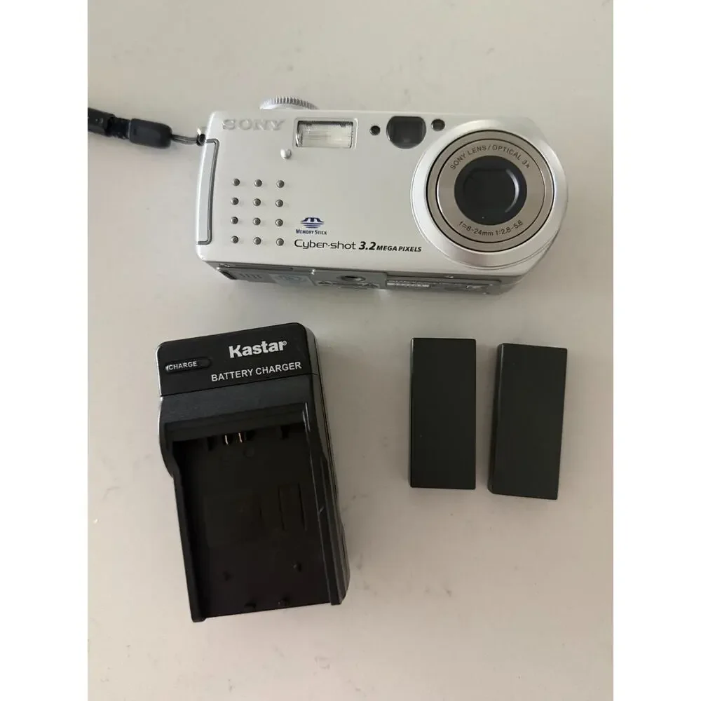 Sony Cyber-shot DSC-P5 3.2MP Digital Camera Tested w/ Charger 3 Batteries Case